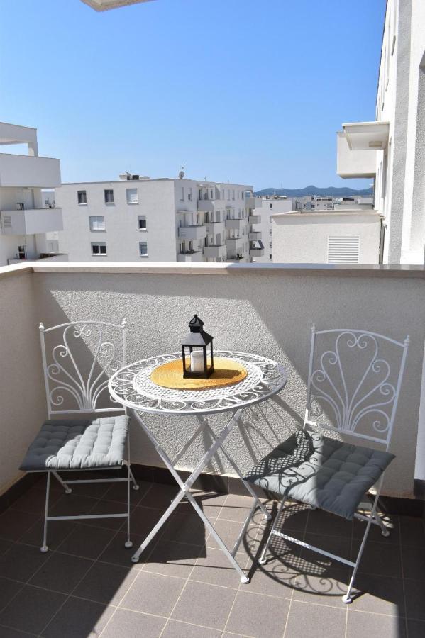 Apartman Ana Iadera With Balcony And Parking Zadar Eksteriør billede